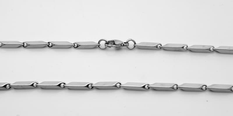 ネックレスチェーン 幾何学模様の洗練連結チェーン