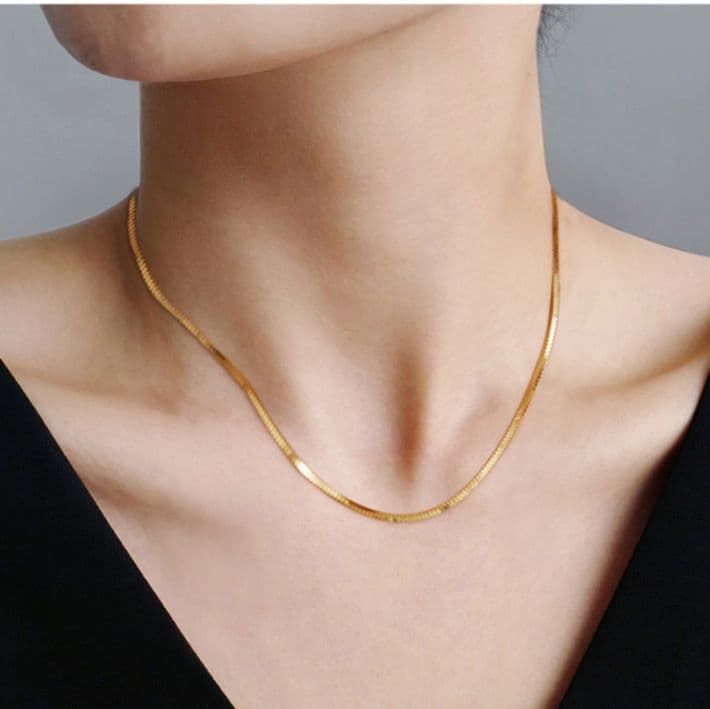 ネックレスチェーン 洗練された細身蛇行チェーン