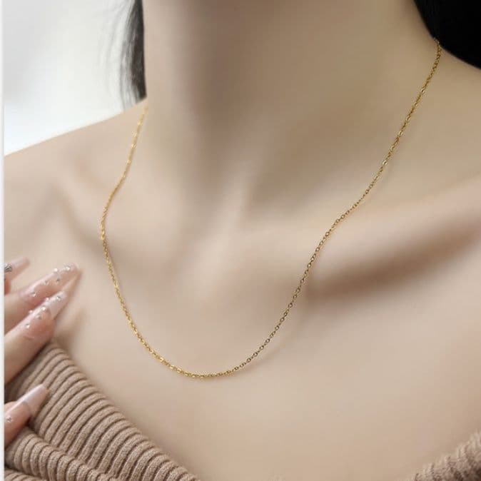 ネックレスチェーン 繊細な首元を演出する極細ネックレスチェーン