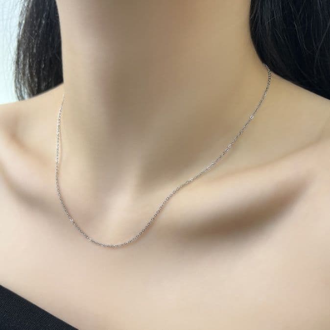 ネックレスチェーン 繊細な首元を演出する極細ネックレスチェーン