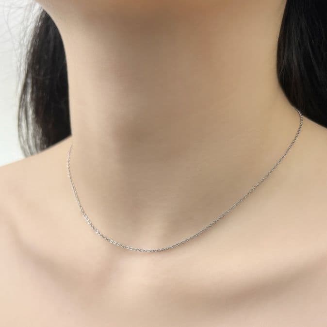 ネックレスチェーン 繊細な首元を演出する極細ネックレスチェーン