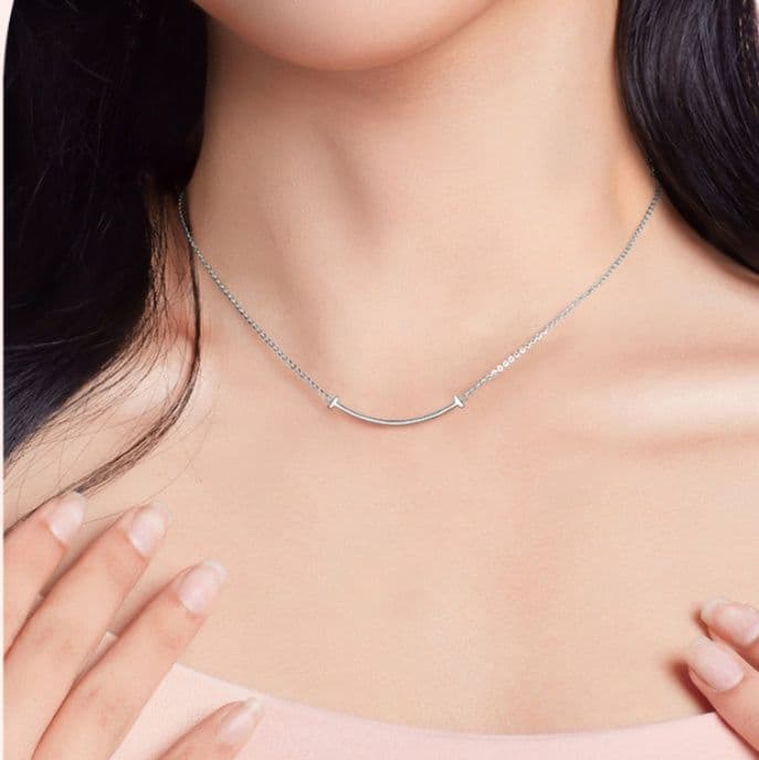 ネックレスチェーン 曲線美のシンプルバーネックレス
