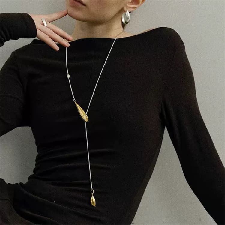 ネックレスチェーン 葉っぱモチーフ二連ネックレス長さ調節可能