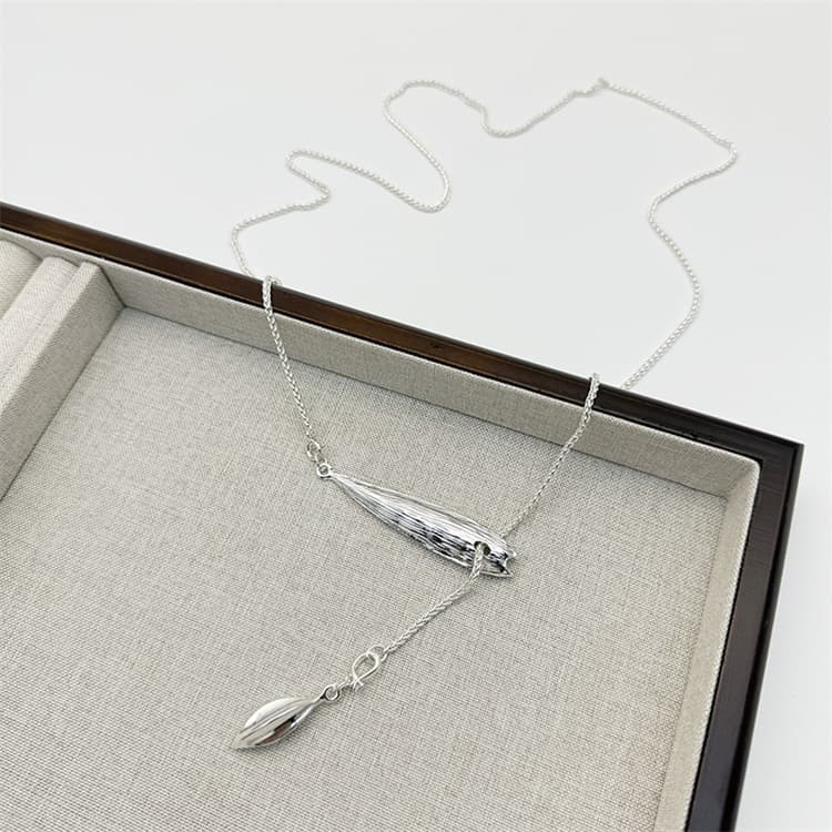 ネックレスチェーン 葉っぱモチーフ二連ネックレス長さ調節可能