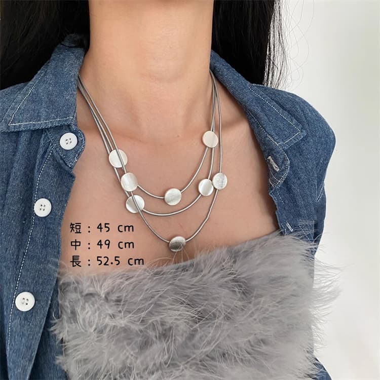 上品な重ね付け多層シルバーネックレスチェーン丸プレート付き